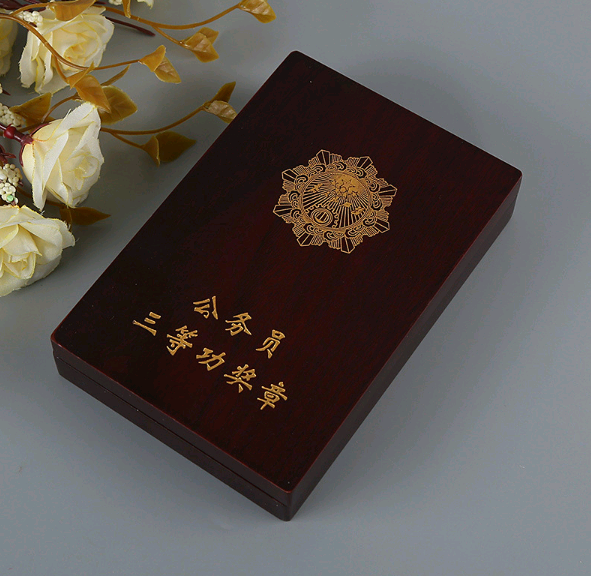   中央组织部、人事部颁布实施《公务员奖励规定(试行)》公务员奖励证书及奖章、奖牌样式图样详解
